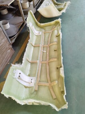 Natuurlijk of geschilderd FRP auto-onderdelen Vezelversterkte kunststof Hittebestendigheid Matig tot Hoog Geschikt voor diverse voertuigen