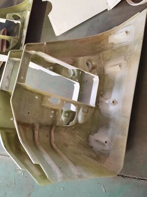 Natuurlijk of geschilderd FRP auto-onderdelen Vezelversterkte kunststof Hittebestendigheid Matig tot Hoog Geschikt voor diverse voertuigen